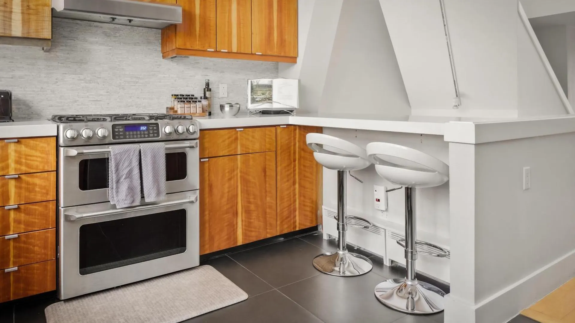 Chic City Park Home - Rooftop Deck - Skyline Views location